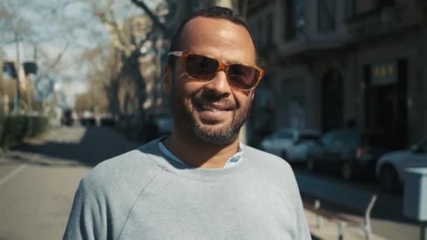 Retrato Empresário Sorridente Confiante Óculos Sol Feliz Posando Câmera Livre — Vídeo de Stock