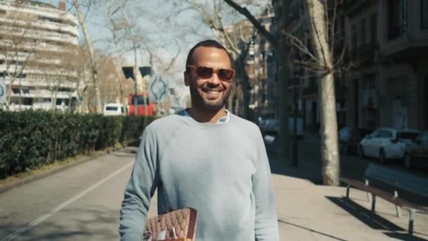 Rastreamento Foto Homem Negócios Sorridente Casual Óculos Sol Olhando Alegremente — Vídeo de Stock