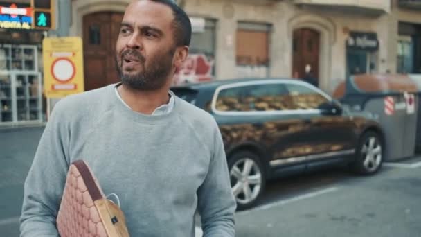 Hombre Negocios Casual Con Caja Del Ordenador Portátil Mano Mirando — Vídeos de Stock