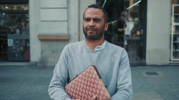 Şehir Caddesinde Dizüstü Bilgisayar Çantasıyla Duran Sıradan Bir Adamının Orta — Stok video