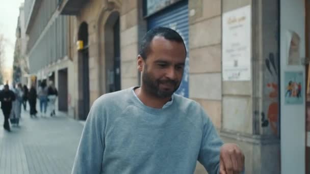 도시의 거리를 선글라스를 사업가의 모습을 포착하는 — 비디오