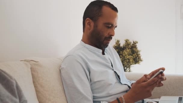 Fahndungsfoto Eines Gestandenen Geschäftsmannes Der Sein Smartphone Intensiv Nutzt Während — Stockvideo