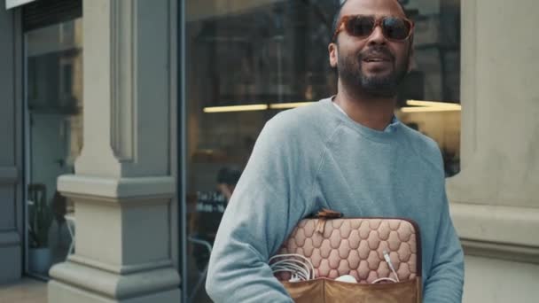 Casual Stijlvolle Zakenman Een Zonnebril Wandelen Langs Stad Straat Met — Stockvideo