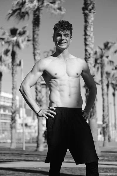 Çekici Güler Yüzlü Sporcu Adam Kumsalda Koştuktan Sonra Kameraya Mutlu — Stok fotoğraf