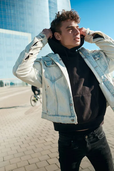 Attractive Yakin Pria Mengenakan Jaket Denim Dengan Hoodie Selama Berjalan — Stok Foto