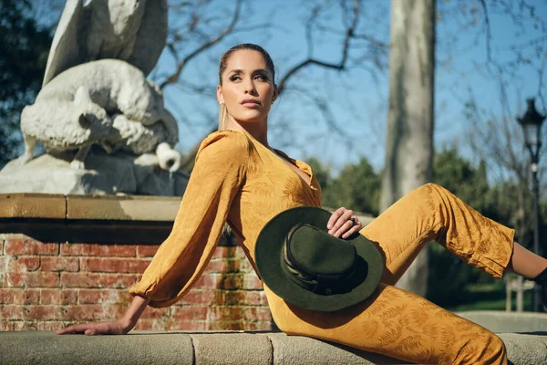 Junge Hinreißende Frau Orangefarbenen Overalls Mit Hut Posiert Selbstbewusst Vor — Stockfoto