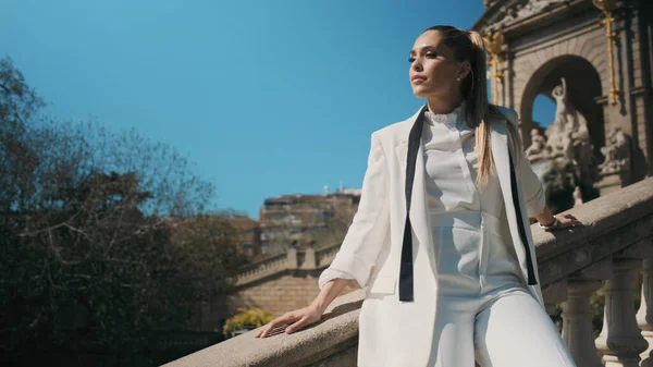 Joven Hermosa Mujer Elegante Traje Clásico Posando Con Confianza Las —  Fotos de Stock