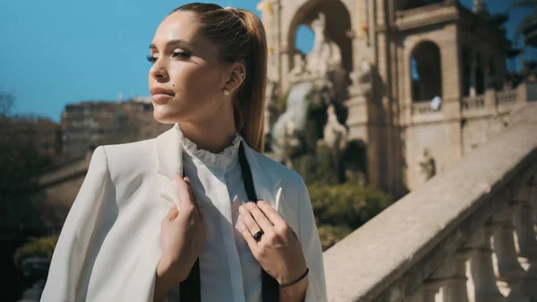 Retrato Mujer Elegante Elegante Con Confianza Mirando Hacia Otro Lado —  Fotos de Stock