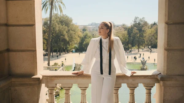 Preciosa Mujer Elegante Traje Blanco Pie Viejo Balcón Con Una —  Fotos de Stock