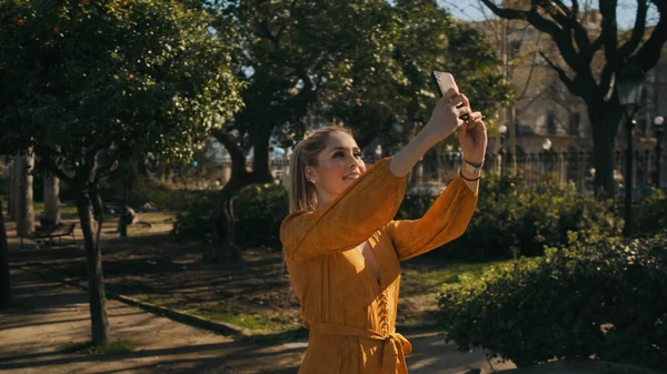 Young Beautiful Stylish Woman Taking Photo Smartphone Walking City Park — Stock Photo, Image
