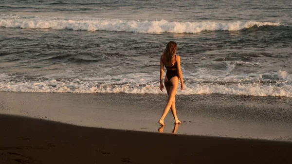 Back View Beautiful Slim Girl Swimsuit Dreamily Walking Ocean — Stock Photo, Image