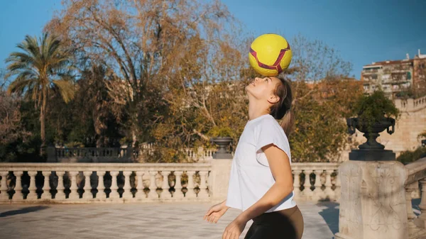 Docela Sportovní Holka Trénuje Fotbalové Dovednosti Venku Sebevědomá Fotbalová Dívka — Stock fotografie