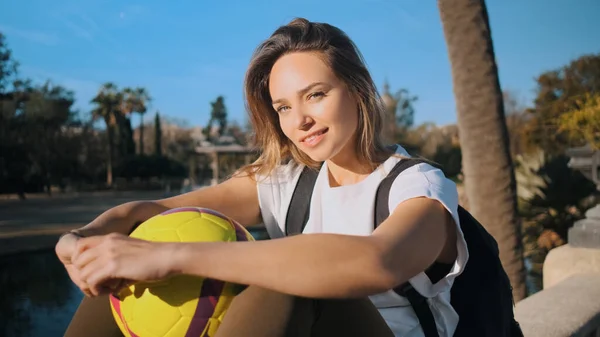 Sırt Çantası Futbol Topu Olan Güzel Bir Kız Dışarıda Kameraya — Stok fotoğraf