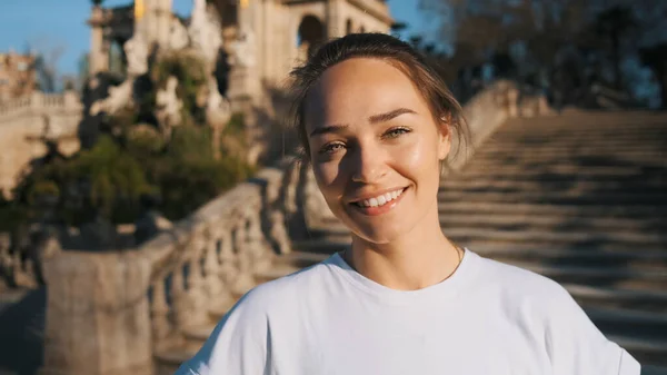 Porträt Eines Schönen Lächelnden Mädchens Weißem Shirt Das Glücklich Die — Stockfoto