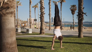 Genç yakışıklı sporcu sabah antrenmanında el ele tutuşuyor.
