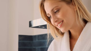 Güzel sarışın kızı kapat ve mutlu bir şekilde mutfakta kahvaltı yap.