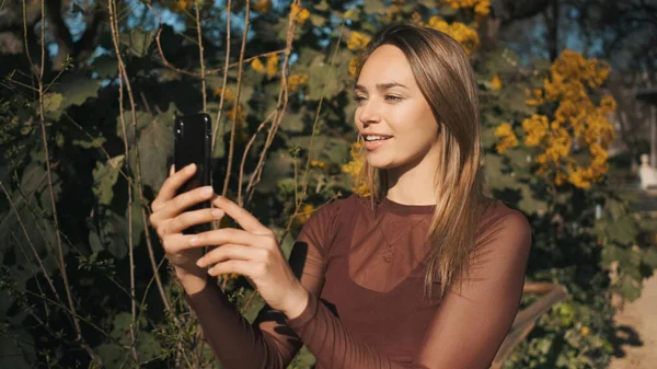 Attractive Stylish Girl Happily Talking Friends Video Chat While Walking — Stock Photo, Image