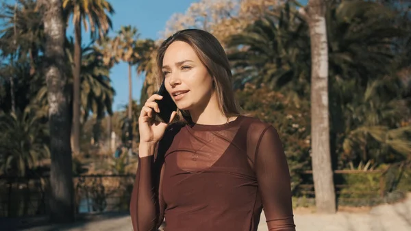 Gyönyörű Lány Szándékosan Beszél Telefonon Barátjával Séta Közben Városligetben Egyedül — Stock Fotó