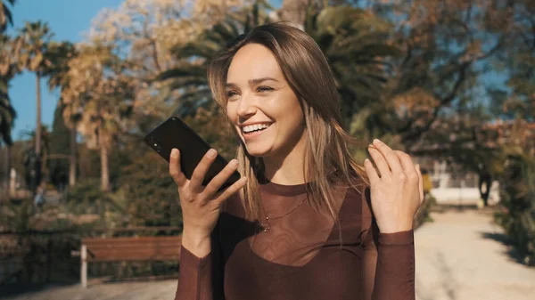 Menina Alegre Atraente Alegremente Gravando Mensagem Voz Smartphone Andando Parque — Fotografia de Stock