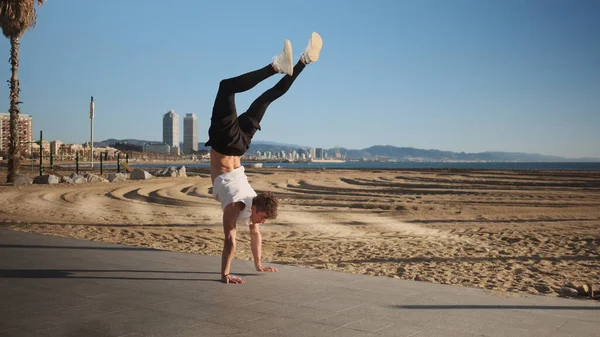 Pemuda Tampan Sporty Berdiri Atas Tangan Selama Latihan Pantai Kota — Stok Foto