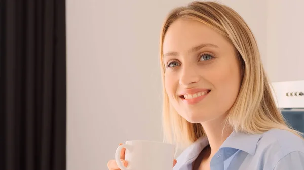 Portret Van Mooi Blond Meisje Gelukkig Drinken Van Koffie Keuken — Stockfoto