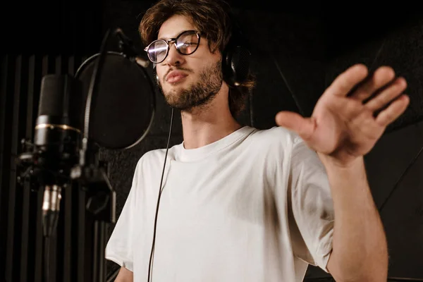 Retrato Joven Cantante Auriculares Cantando Durante Grabación Una Nueva Canción — Foto de Stock