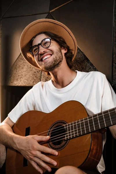 Przystojny Uśmiechnięty Muzyk Radością Grający Gitarze Nową Piosenkę Studio Nagraniowym — Zdjęcie stockowe