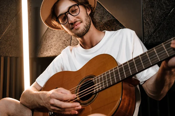 Primer Plano Joven Atractivo Músico Masculino Componiendo Nueva Canción Guitarra — Foto de Stock
