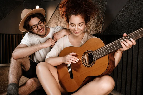 Молоді Стильні Музиканти Щасливо Створюють Нову Пісню Гітарі Працюючи Разом — стокове фото