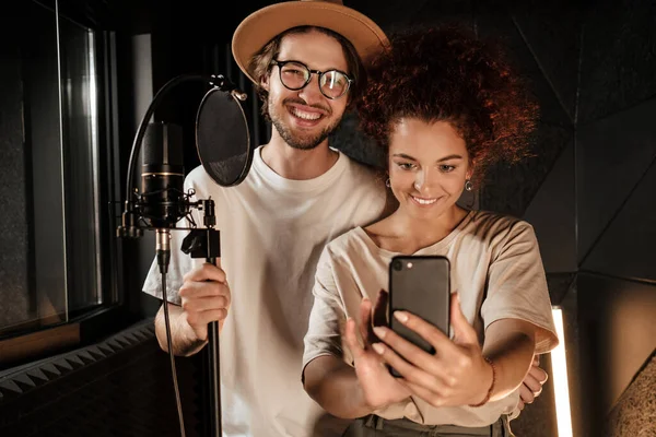 Några Attraktiva Snygga Sångare Gärna Selfie Tillsammans Smartphone Modern Ljudinspelningsstudio — Stockfoto