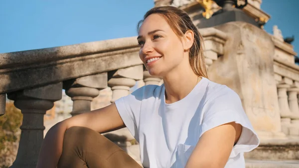 Pretty Sporty Girl White Shirt Sitting Stairs Street Happily Looking — Stock Photo, Image