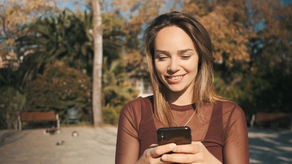 Portrett Vakker Blond Jente Som Med Glede Bruker Smarttelefon Mens – stockfoto