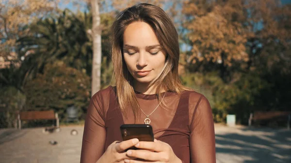 Potret Gadis Pirang Cantik Sensual Menggunakan Telepon Pintar Sms Dengan — Stok Foto