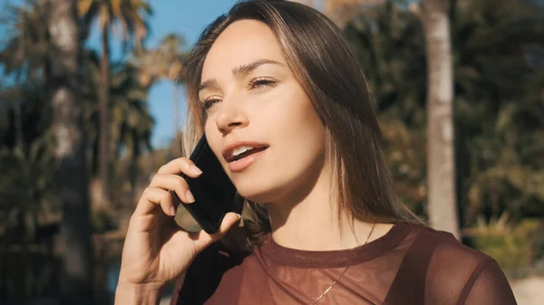 Attraktiv Tjej Grälar Med Vän Samtal Telefon Parken Ung Kvinna — Stockfoto