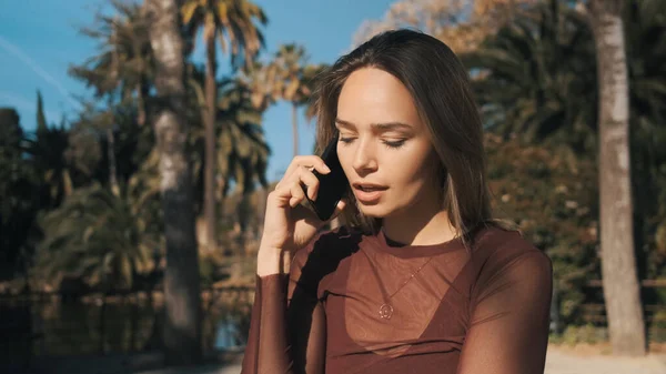 Vacker Sensuell Flicka Tankeväckande Talar Smartphone Med Pojkvän Stadsparken — Stockfoto