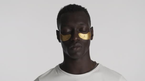 Snygg Seriös Afroamerikansk Man Med Guldfärgade Ögonlappar Som Poserar Kameran — Stockvideo
