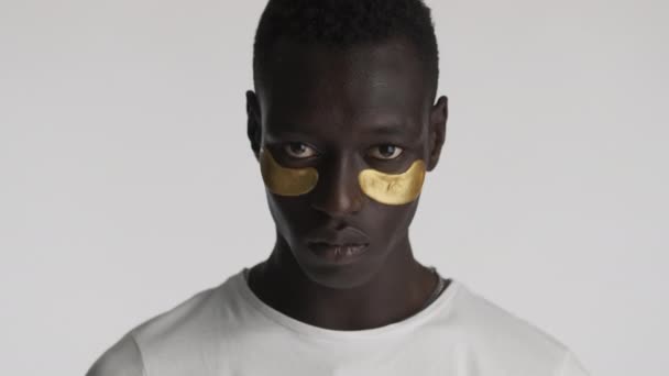 Porträtt Stilig Seriös Afroamerikansk Man Med Guldögon Tittar Intensivt Kameran — Stockvideo