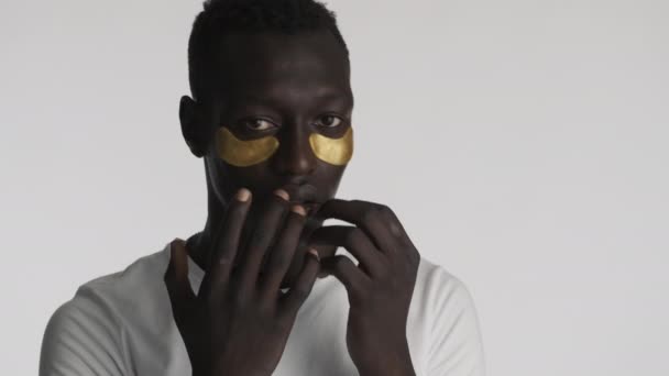 Привлекательный Афроамериканец Золотыми Повязками Глазу Счастливо Смотрящий Камеру Сером Фоне — стоковое видео