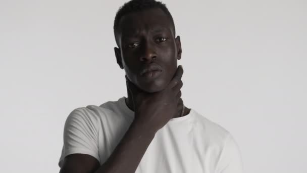 Молодой Афроамериканец Держащий Руку Шее Печально Смотрящий Камеру Изолированный Удушающее — стоковое видео