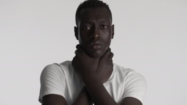 Mladý Rozrušený Afroameričan Který Agresivně Drží Krk Dívá Kamery Přes — Stock video