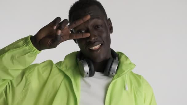 Tampan Bergaya Afrika Amerika Pria Dengan Jaket Cerah Dengan Headphone — Stok Video
