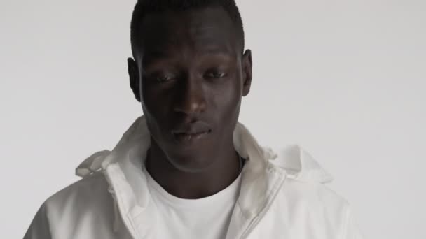 Junge Schockierte Afroamerikaner Blicken Staunend Die Kamera Vor Grauem Hintergrund — Stockvideo