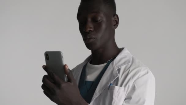 Joven Atractivo Afroamericano Médico Masculino Hablando Chat Vídeo Teléfono Inteligente — Vídeos de Stock