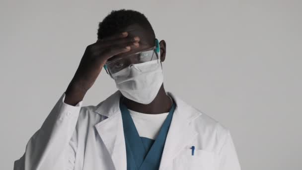 Молодой Афроамериканец Врач Защитных Очках Медицинской Маске Позирует Сером Фоне — стоковое видео