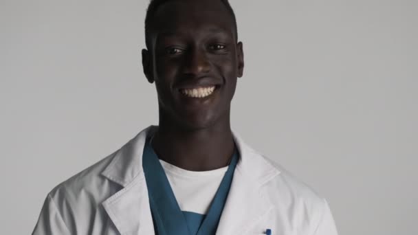 Νεαρός Ελκυστικός Αφροαμερικανός Γιατρός Χαρά Σας Δείχνει Χειρονομία Στην Κάμερα — Αρχείο Βίντεο