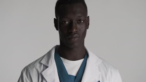 Der Junge Attraktive Afroamerikanische Arzt Winkt Selbstbewusst Mit Geste Die — Stockvideo
