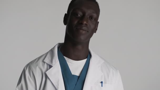 Porträt Eines Jungen Afroamerikanischen Arztes Der Selbstbewusst Die Kamera Blickt — Stockvideo