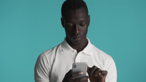 Ung Attraktiv Casual African American Man Med Smartphone Över Blå — Stockvideo