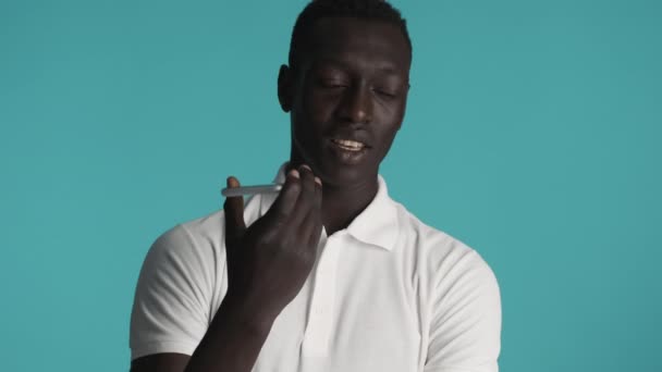 Orang Afrika Amerika Bergaya Menarik Merekam Pesan Suara Pada Smartphone — Stok Video