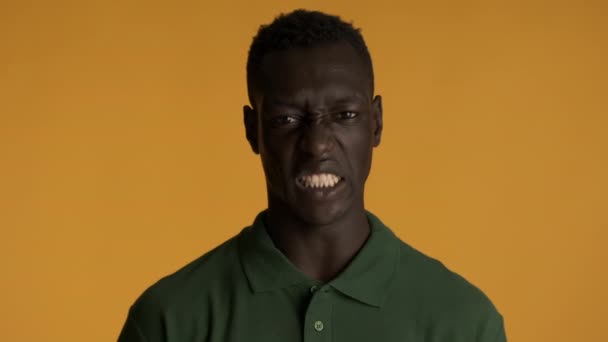 Joven Hombre Afroamericano Emocional Mirando Cámara Con Disgusto Sobre Fondo — Vídeo de stock